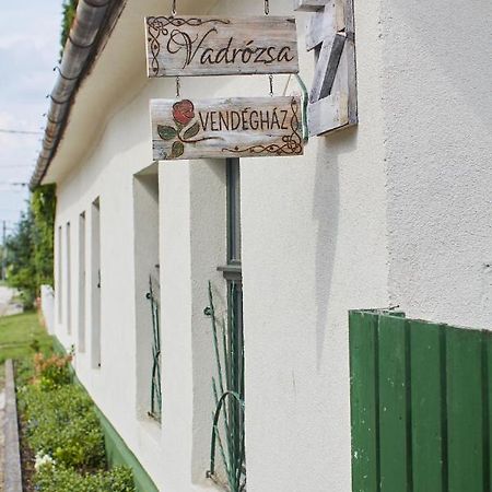 Vadrozsa Vendeghaz Racalmas Pensionat Eksteriør billede